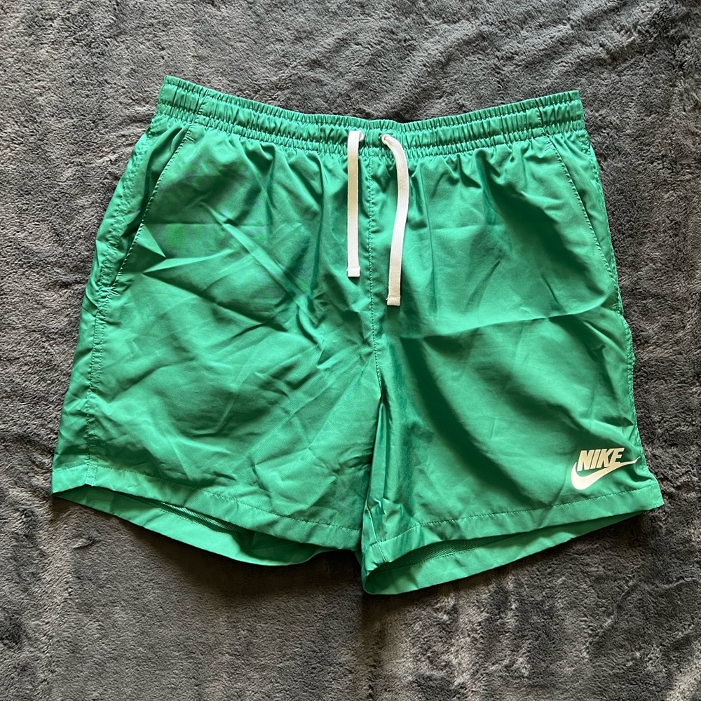 Nike Men’s Club Woven Flow Short